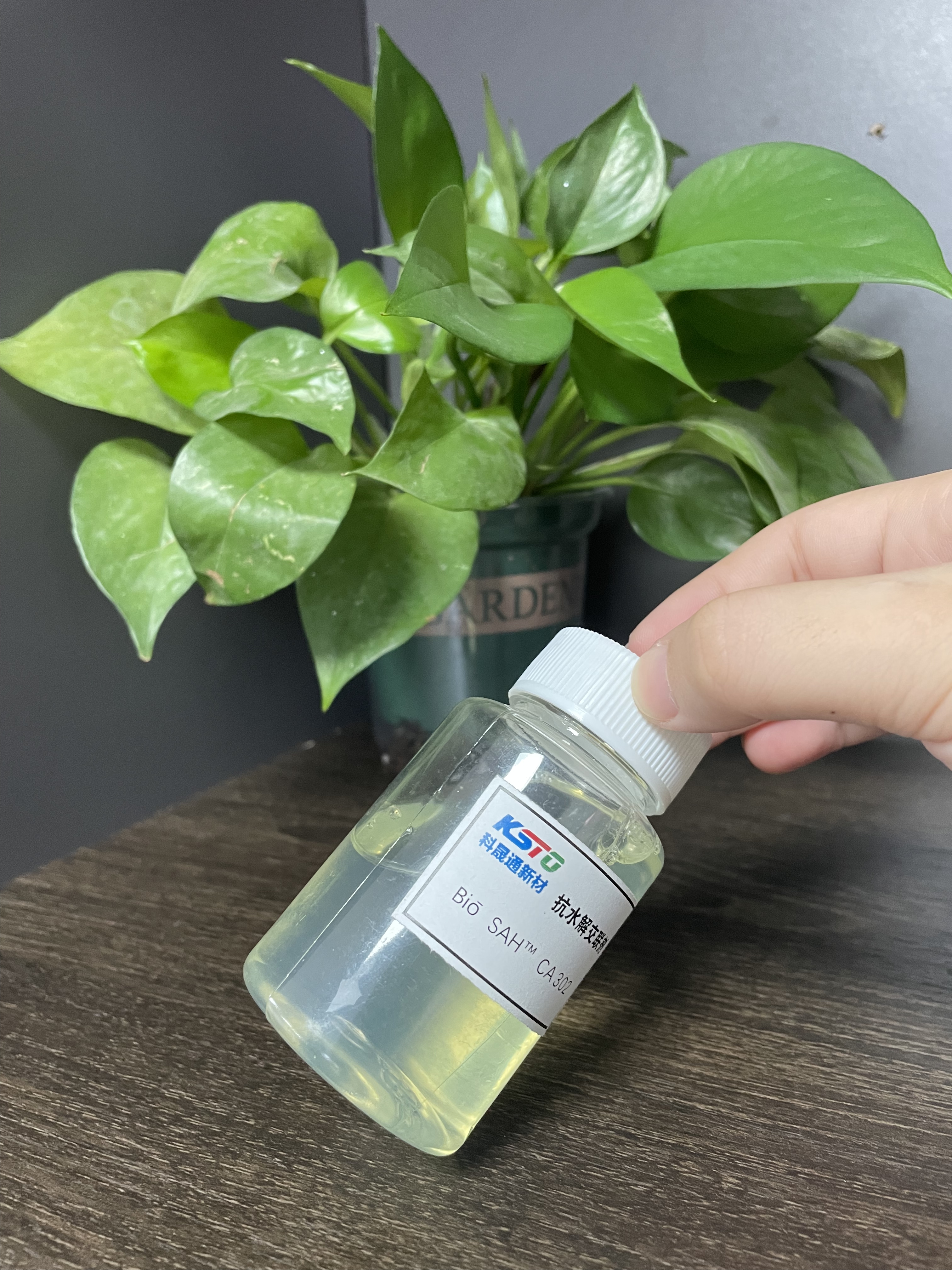 Bio-SAH ™ CA302 Polymer Carbodiimid farblos bis leicht gelbe transparente wässrige Lösung